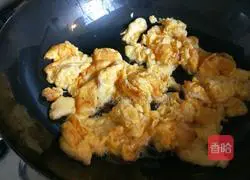 Illustration of how to make scrambled eggs with fungus, spinach and eggs on the fifteenth day of the first lunar month