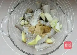 crisp Illustration of how to make fried hairtail with dried skin 3