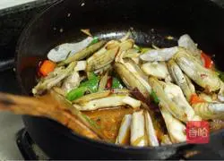 Illustration of how to make spicy razor clams 8