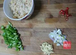 Illustration of how to make fried shrimp skin with green pepper 4