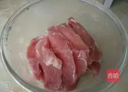 Illustration of how to make pork with dried plums and vegetables in pot 1