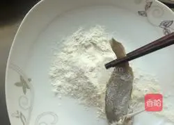 Illustration of how to make fried small yellow croaker with crispy bones 4
