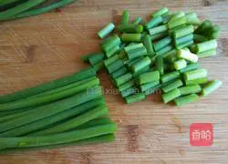 Illustration of how to stir-fry minced meat with carrots, garlic and moss on the 15th day of the first lunar month 2
