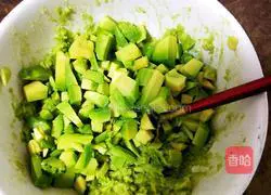 Illustration of how to make avocado and seafood salad 5