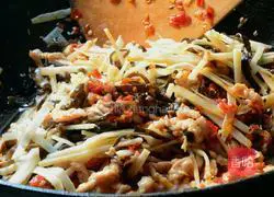 Illustration of how to make Sichuan fish-flavored shredded pork 9