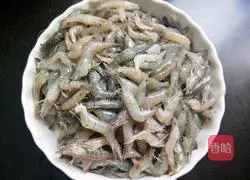 Illustration of how to stir-fry river shrimp with chives and moss 3