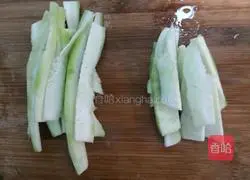 Illustration of how to make steamed loofah with wolfberry and garlic flavor 4