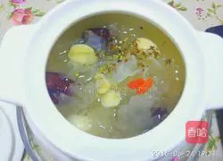 Illustration of how to make rock sugar, tremella and lotus seed soup 4