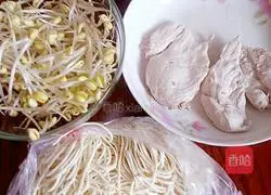 Illustration of how to make cold noodles with shredded chicken 1