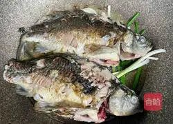 Illustration of how to cook crucian carp with edamame beans 8