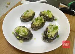 Illustration of how to make steamed abalone with vermicelli 7