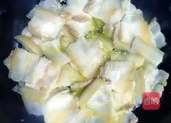 Illustration of how to make red pepper and green twice-cooked pork 6