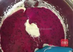 Illustration of how to make dragon fruit yogurt mousse cake 7