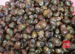 Illustration of how to stir-fry river snails with perilla 1