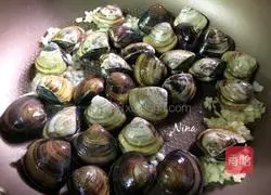 Illustration of how to make white wine clam pasta 5