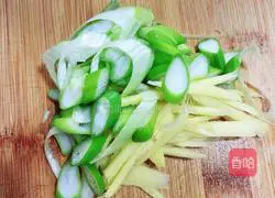 Illustration of braised prawns in tomato sauce and oil 3