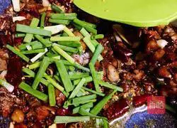 Illustration of how to make spicy chicken diced 10