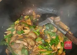 Illustration of how to make fragrant dried twice-cooked pork 3