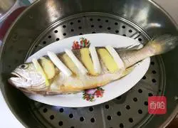 Illustration of how to make golden and silver garlic yellow croaker 8