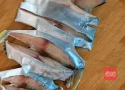 Illustration of how to make fried dried pomfret 2