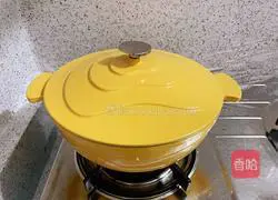 Illustration of how to make chicken wings, rice cakes and shrimps in pot 13