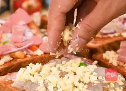 Super quick breakfast shrimp toast pizza in 4 steps, illustration 3