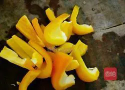 Illustration of how to stir-fry shrimps with colored peppers 8