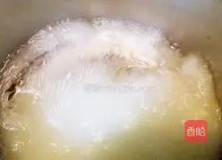 Illustration of how to make black fish, red dates and pumpkin soup 8