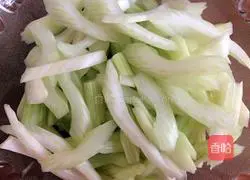 西Illustration of how to make fried celery, lily, cashew and shrimp 1
