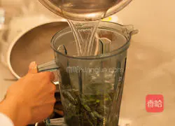 Illustration of how to cook herring with dendrobium juice 1