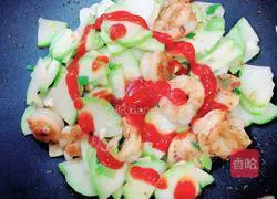 Illustration of how to make tomato sauce, chayote and shrimp 13