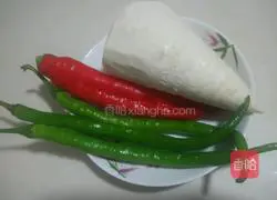 Illustration of how to make fresh bamboo shoots, fungus and twice-cooked pork 1