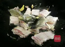 Illustration of how to make pickled fish 7