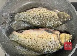 Illustration of how to cook crucian carp with edamame 5