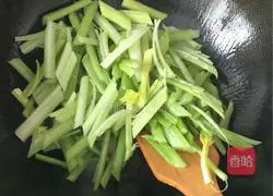 Illustration of how to make celery vermicelli 5