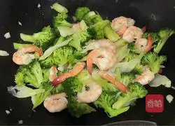 Illustration of how to make fried shrimps with broccoli 9