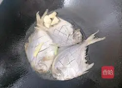 Illustration of how to make pan-fried white pomfret 3