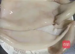 Illustration of how to make spicy squid flowers 1