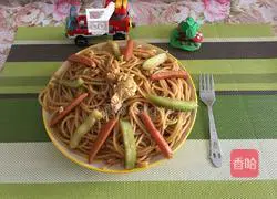 Illustration of how to make fried spaghetti with luffa, ham and eggs 9