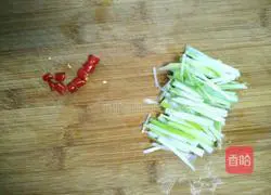 Illustration of how to make red oil chicken slices 2