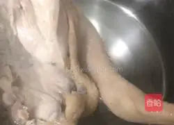 Illustration of how to make Hakka salted chicken 2