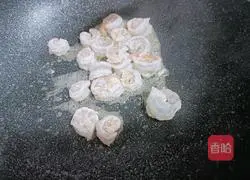 Illustration of how to make fried celery with lily and prawns 10