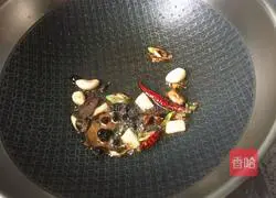 Illustration of how to cook pig's trotters with soybeans 11