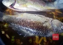 Illustration of home-style braised small crucian carp 5