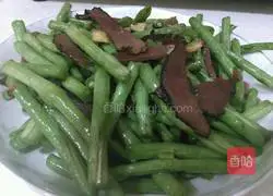 Illustration of Hunan smoked bacon and fried beans 6