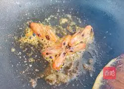 Illustration of how to stir-fry white jade mushrooms with shrimps and loofah 6