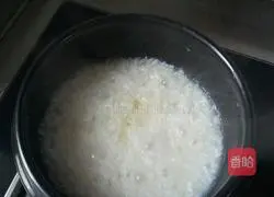 Illustration of how to make claypot rice with double cured meats 5