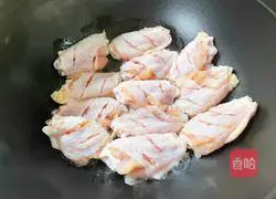 Illustration of how to make chicken wings, rice cake and shrimp in pot 4