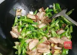 Hunan style stir-fried pork belly Practice illustration 6