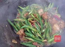 Illustration of how to make fried pork with Hangzhou pepper 10